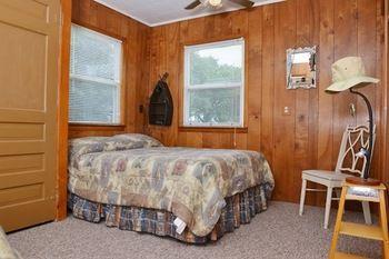 Отель Lucky Horseshoe Cabins Au Sable Экстерьер фото